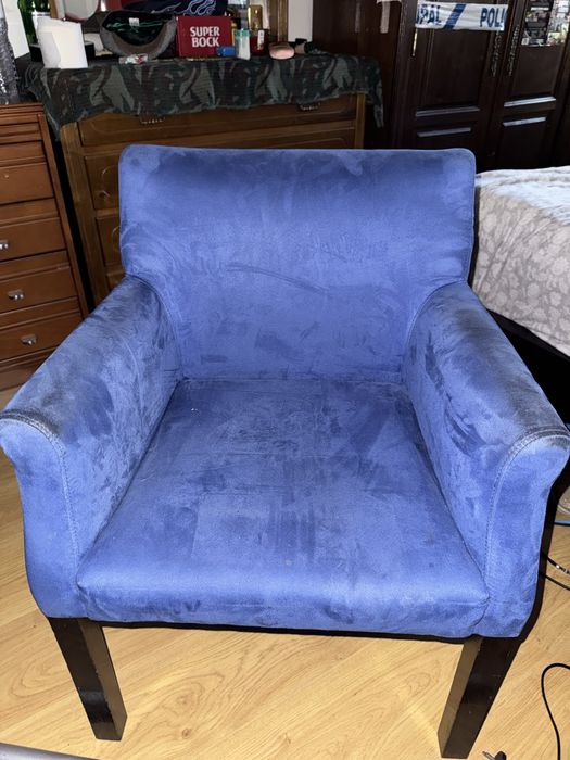 Cadeira azul usada