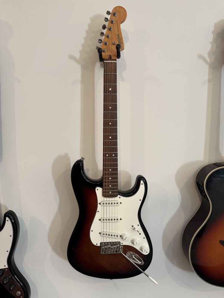 Guitarra Fender Squier Stratocaster Classic Vibe 60s