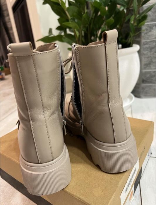 Бежеві черевики на шнурівці з натуральної шкіри ,38р