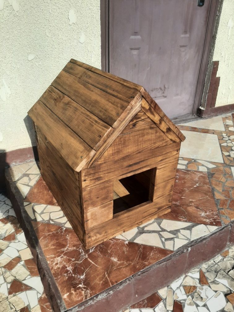 Деревянная будка для животных