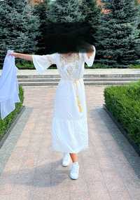 Biała letnia sukienka z haftem na chrzciny, sesję zdjęciową