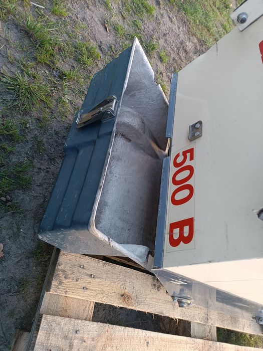 Zamiatarka spalinowa samojezdna zbierająca  amros nie Karcher