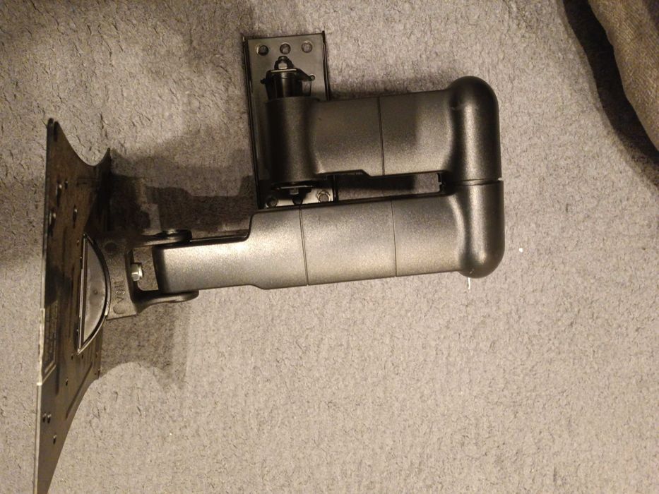 Uchwyt na tv, na ścianę.