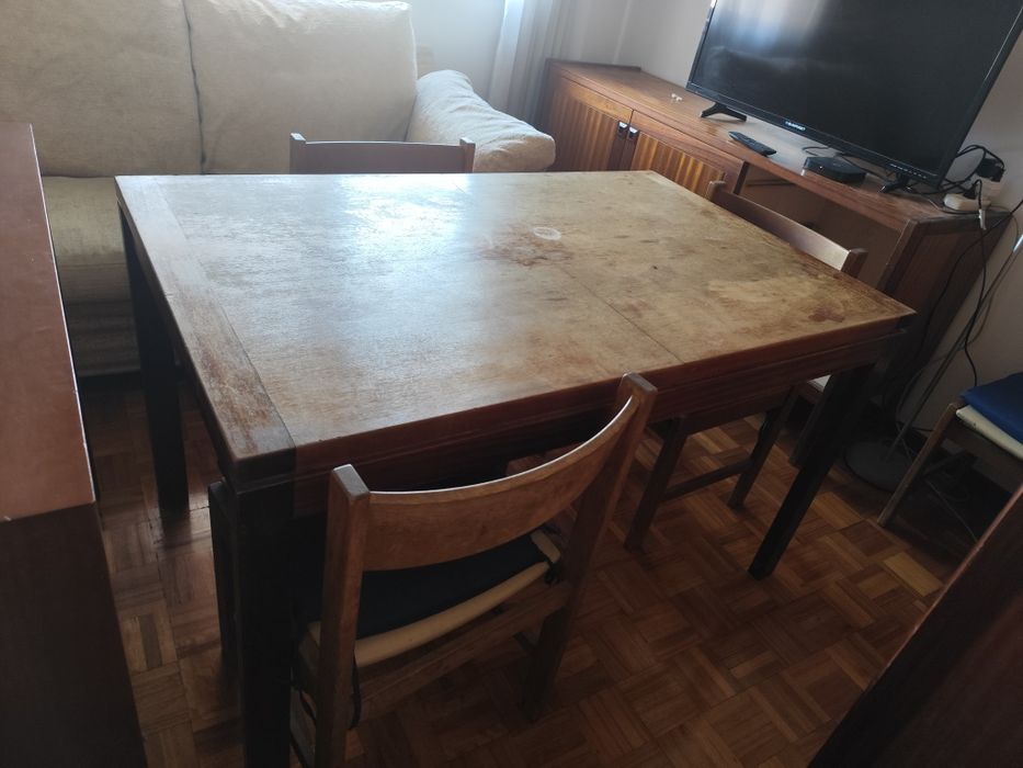 Sofá e mesa com 4 cadeiras