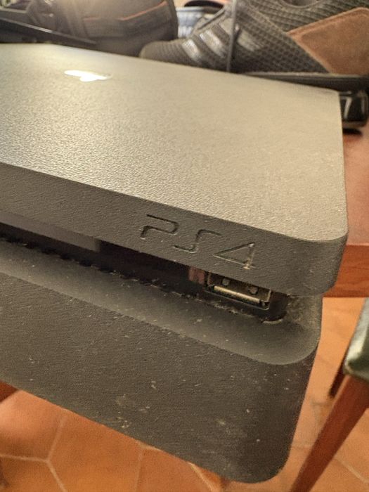 PS4 Slim + 2 comandos + jogos
