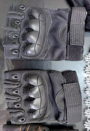 Vendo Luvas sem dedos  ( NOVAS, TAM: M ) em couro e fibra.