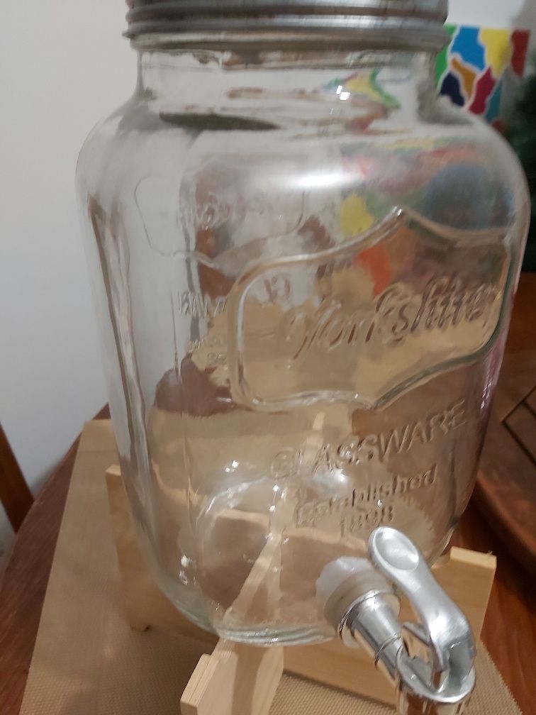 Dispensador de bevidas de vidro com suporte de madeira