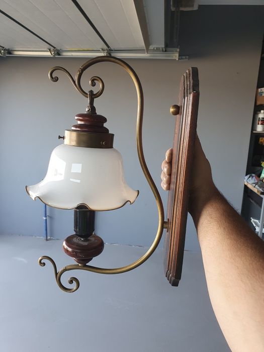 Lampa na ścianę.