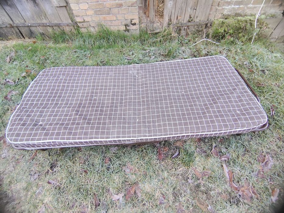 Łóżko polowe z materacem