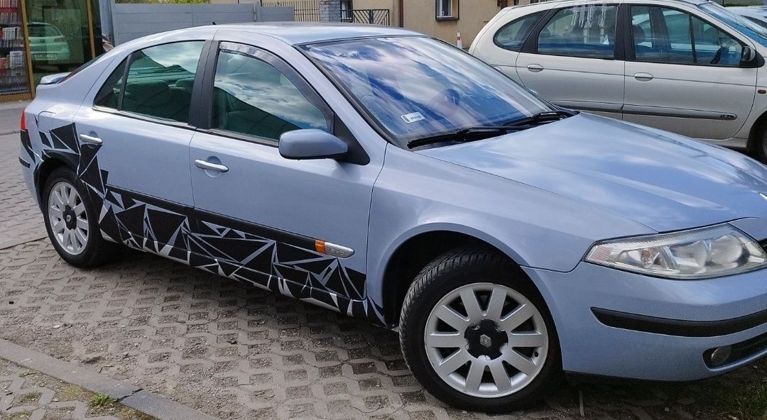 НАКЛЕЙКА НА АВТО 
ТРИКУТНИКИ
Розмір одного листа - 40х150 см

Базовий