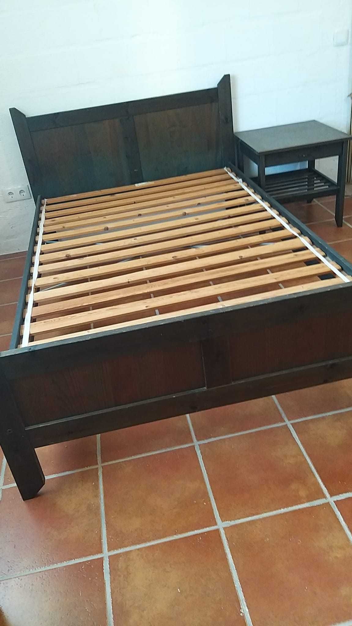 Conjunto IKEA - Cama de solteiro com mesa de cabeceira