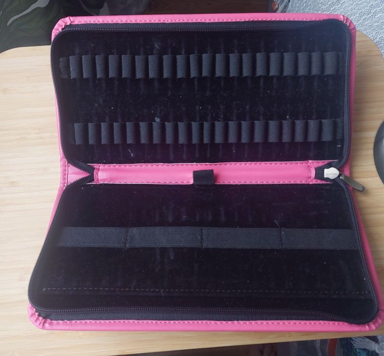 Rozowe etui na próbki perfum Oriflame