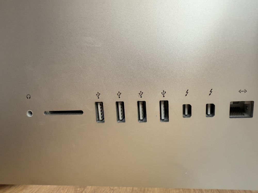 iMac 21,5” macOS Sequoia 15.5 + 16 GB RAM + klawiatura i mysz Apple