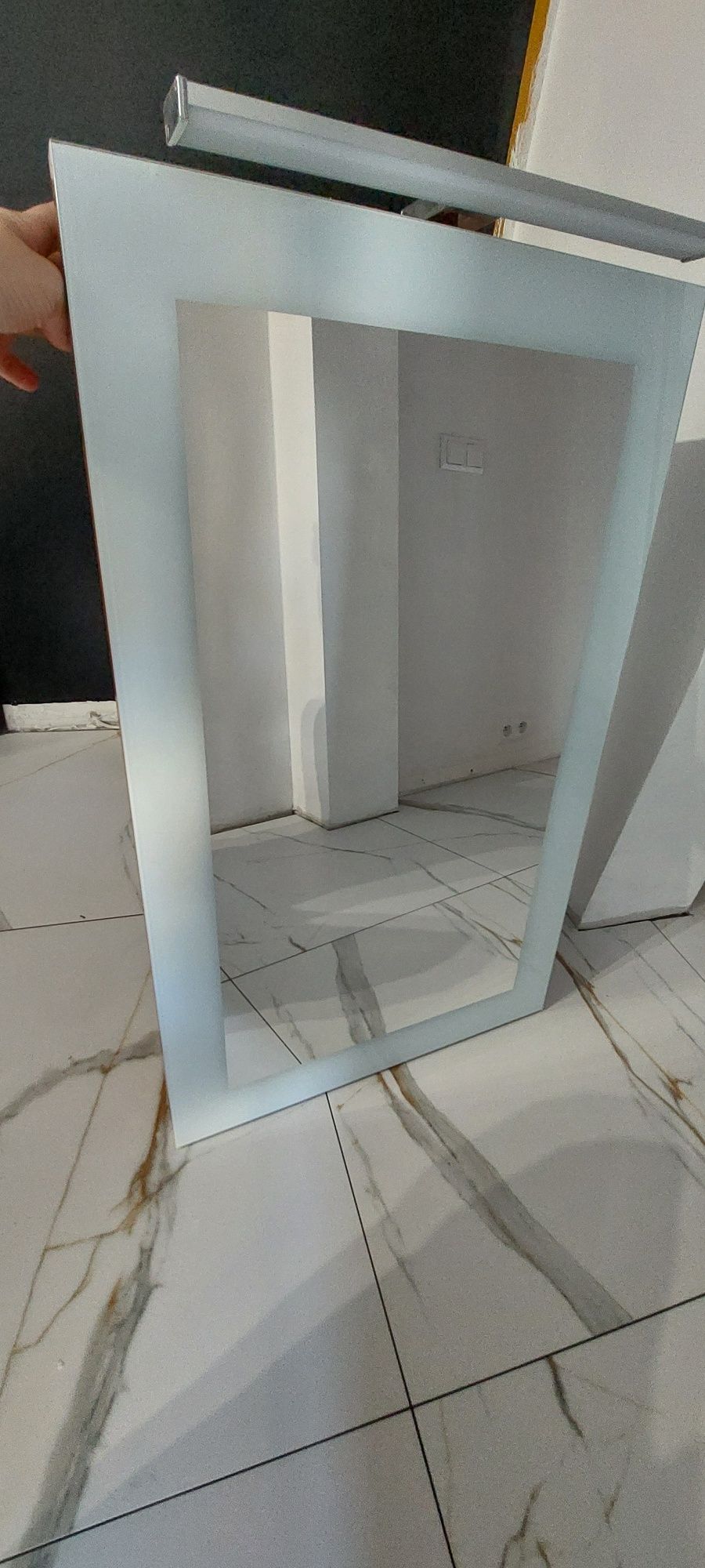 Szafka z lustrem i oświetleniem led