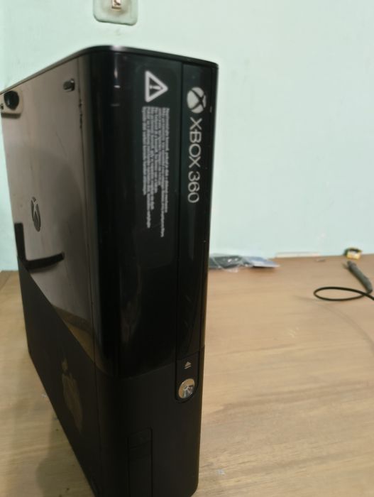 Xbox 360 E RGH3 z zasilaczem, Kinectem i dyskiem 1TB
