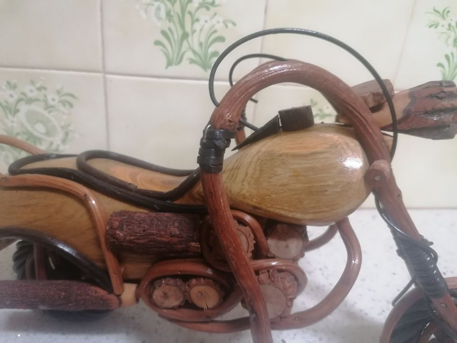 Mota artesanal, toda em madeira reciclável, para colecionar