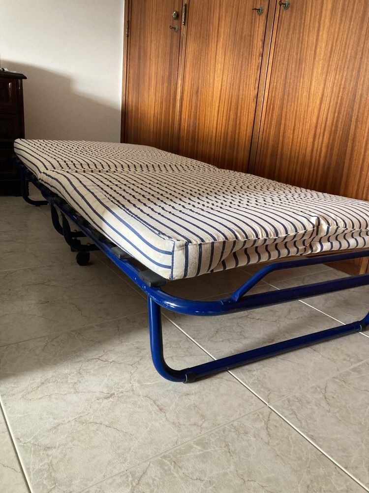 Cama dobrável pouco usada e com colchão