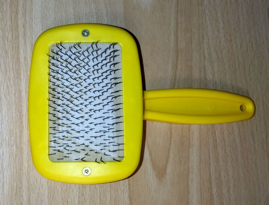 Пуходерка для вычесывания шерсти у животных.