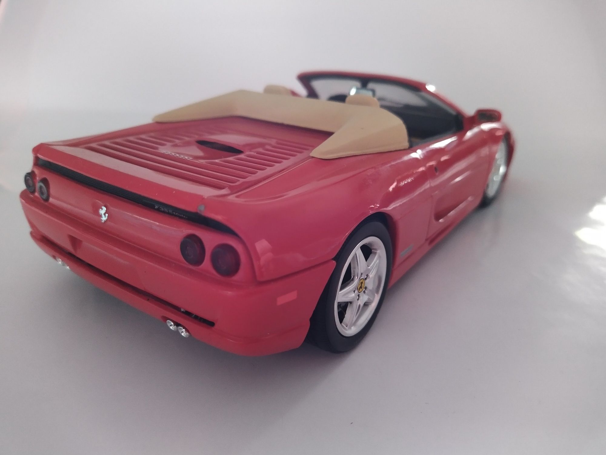 Ferrari F355 Hot wheels Skala 1:18