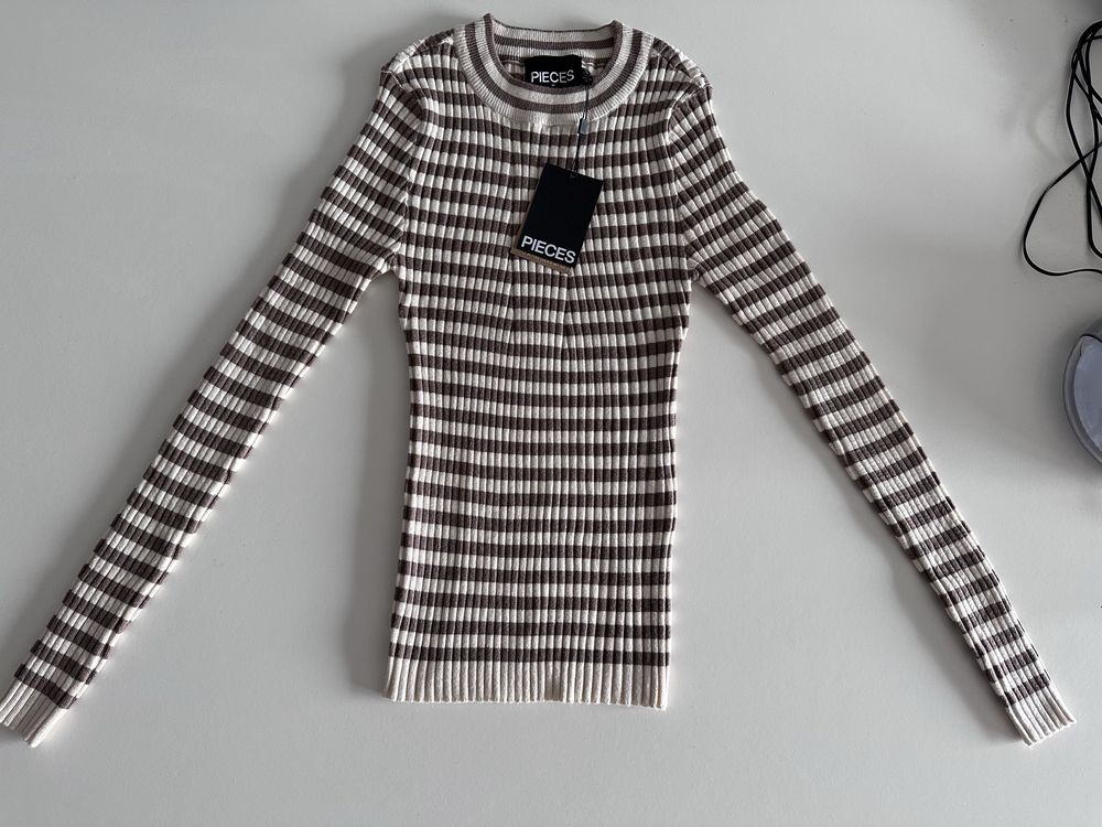 Sweter w paski Pieces Rozmiar M/38