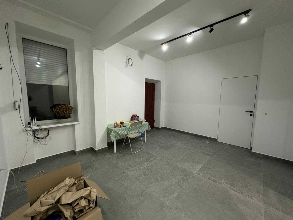 Продається комерційне приміщення вільного призначення