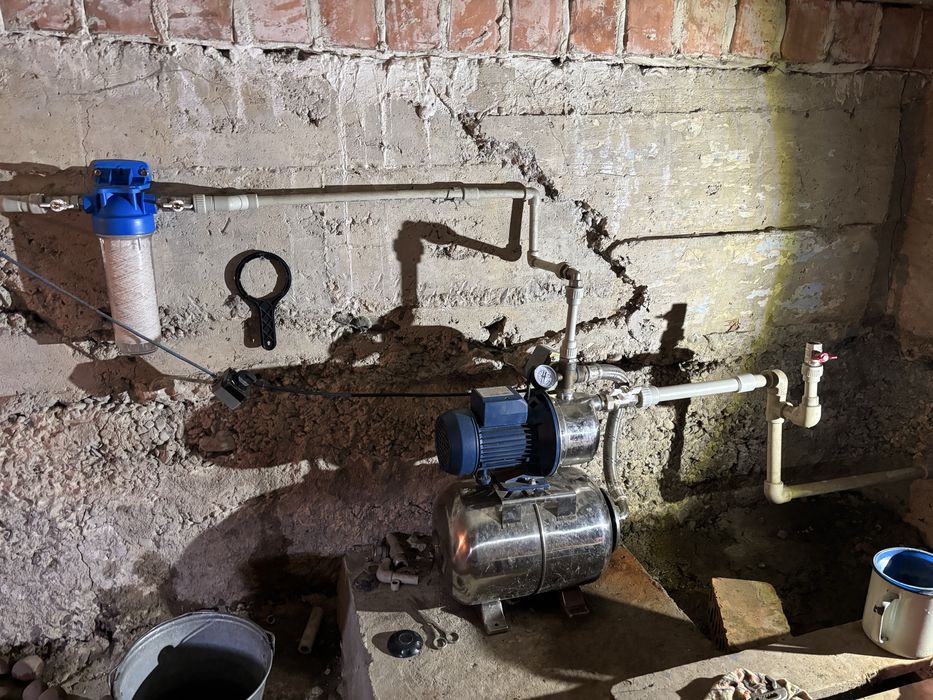 Монтаж водяних гідрофорів та насосів,заміна груш та реле!