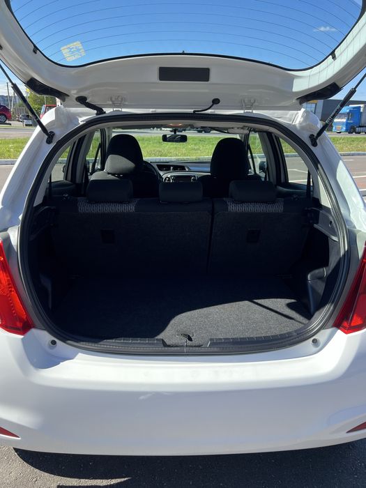 Toyota Yaris 2014р., офіційний автомобіль, без ДТП