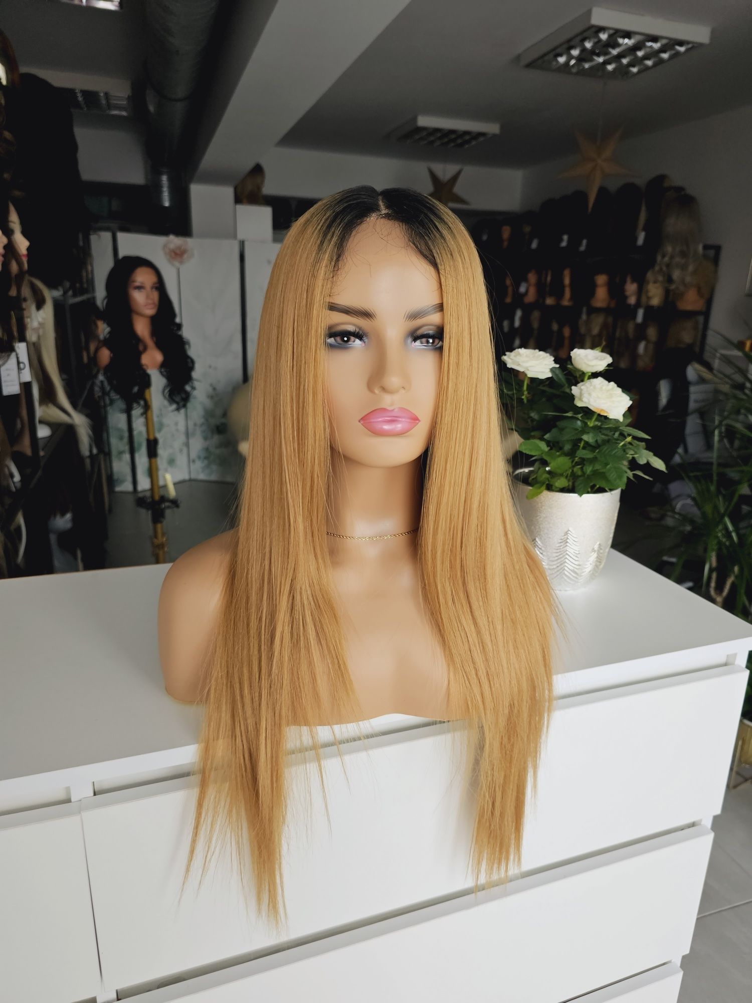 Długa peruka karmelowy blond Kim lace front naturalna fryzura