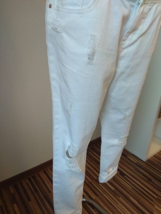 Spodnie damskie dżinsy wycierane z dziurami białe stylowe M 40 42