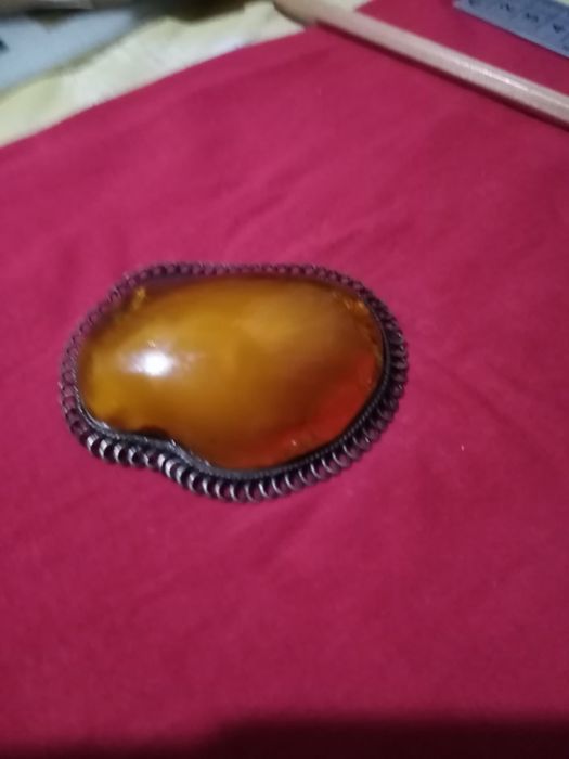 Янтарна, бурштинові брошка.