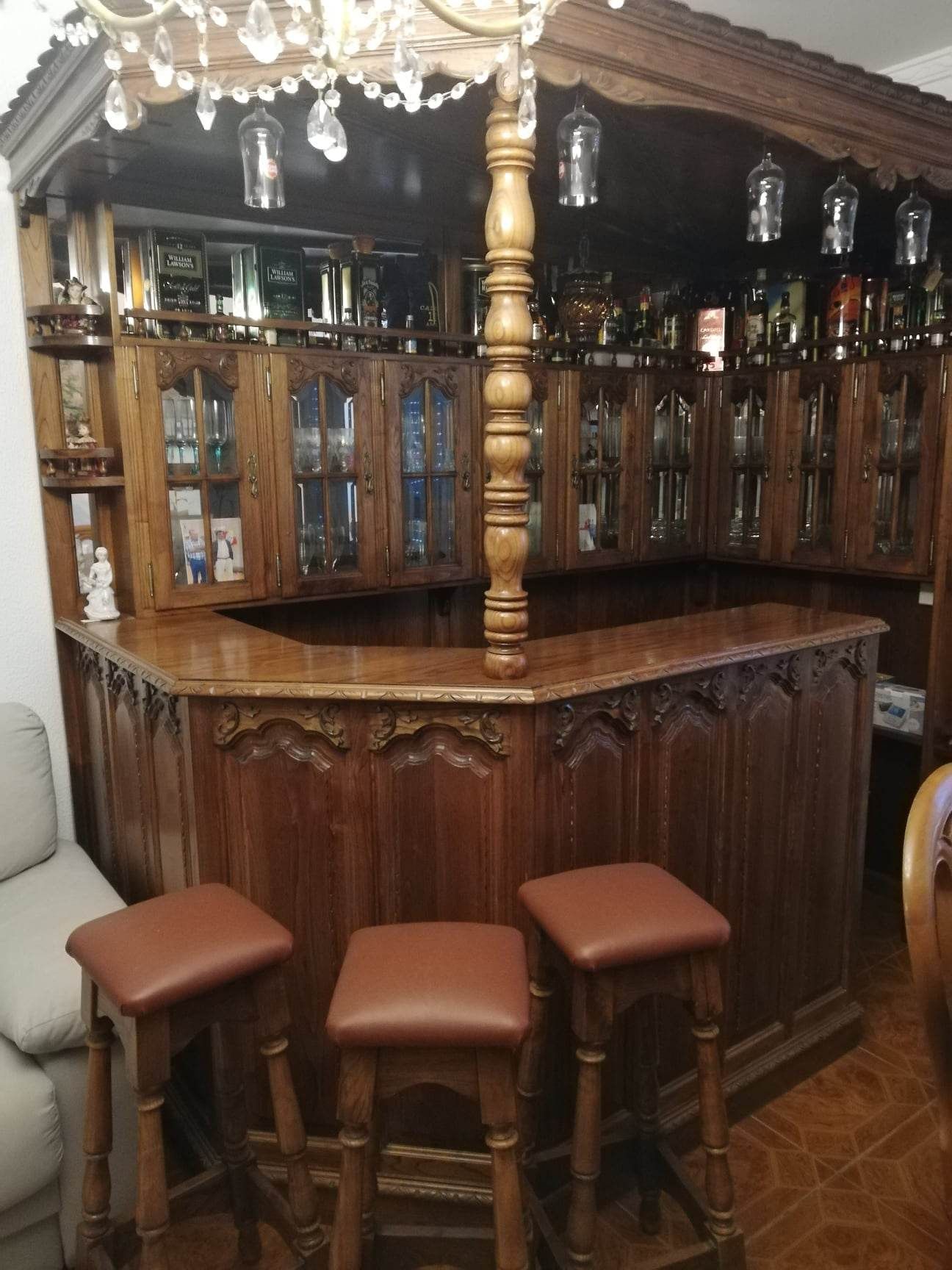 Bar de sala mais bancos