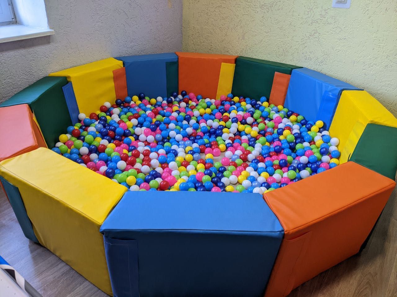 Сухий басейн із кульками (для кімнати)