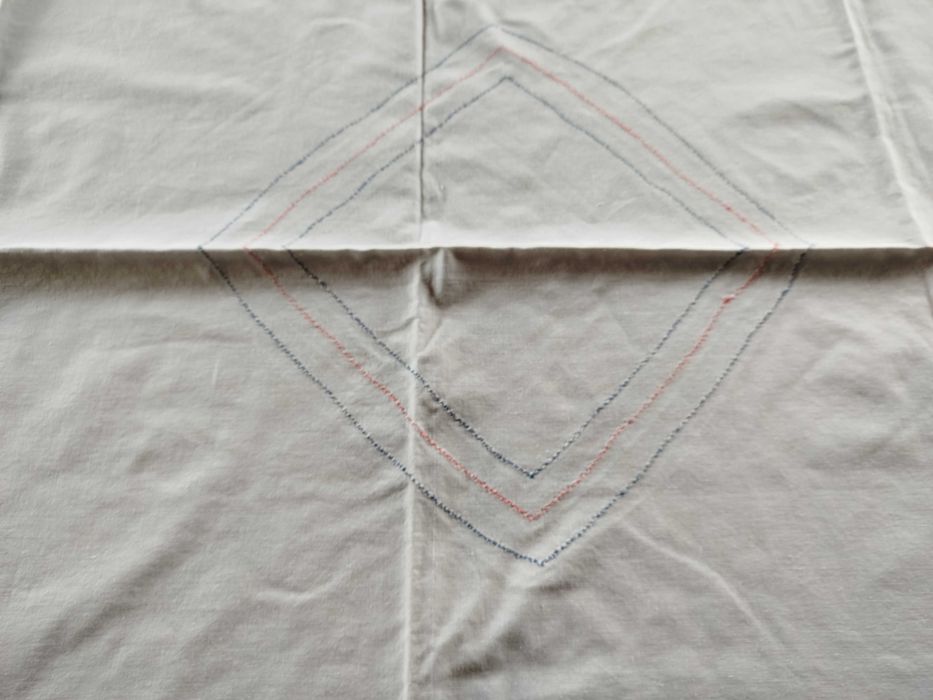 Toalha em tecido alinhado bordado nos cantos