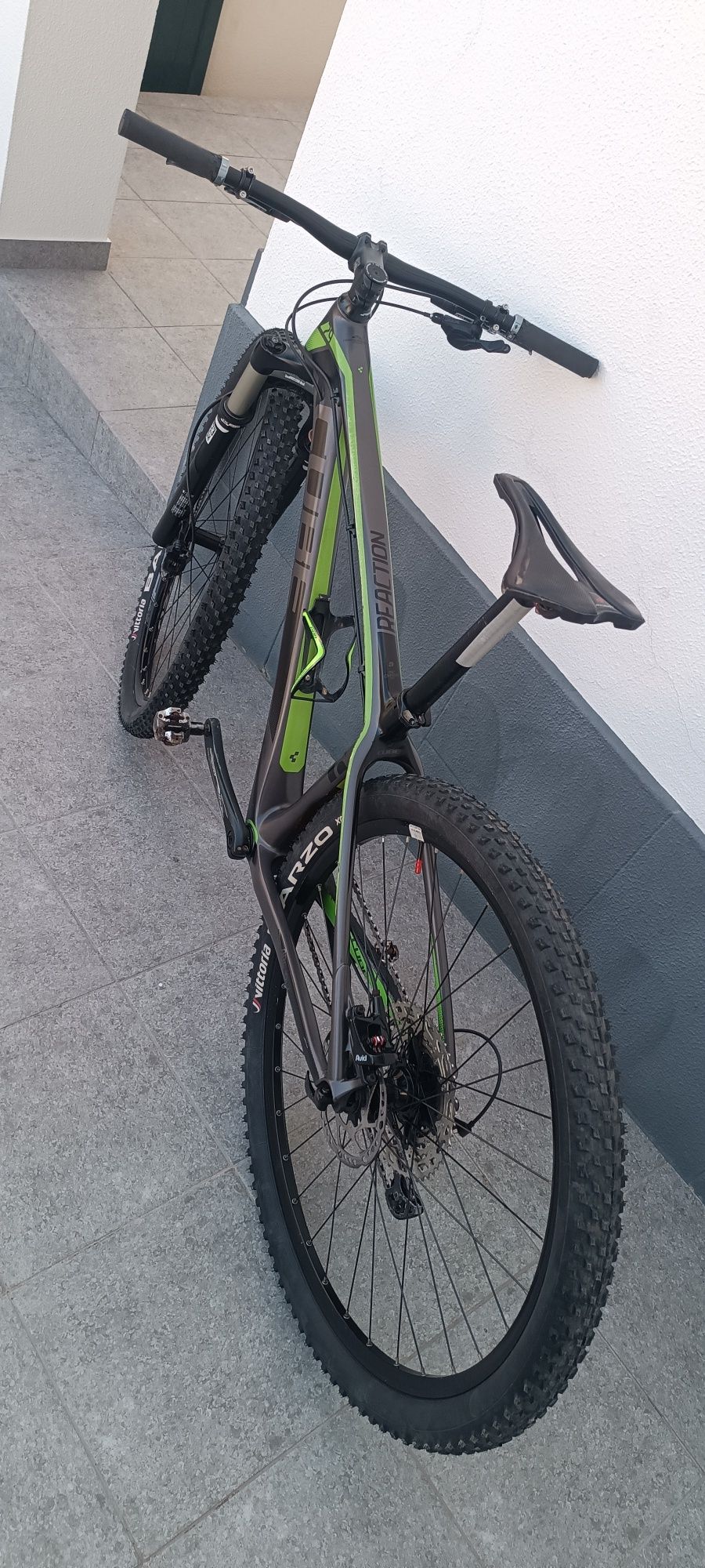 Bicicleta cube carbono M roda 29