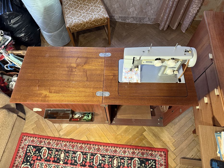 Швейна машинка Подольск 142 з тумбою — повністю робоча