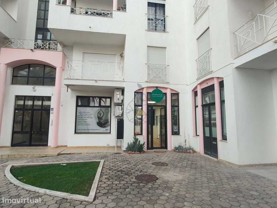 Arrendamento anual Loja de rés de chão com 151 m2  em Armação de Pêra