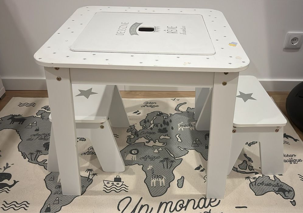 Mesa de crianca com banco e tapete