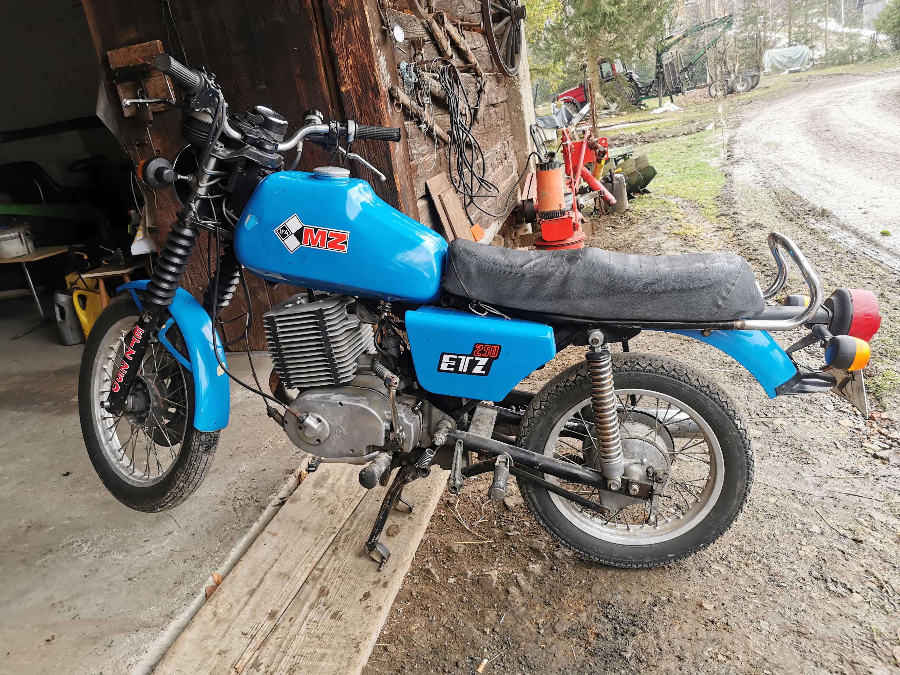 MZ ETZ 250 motocykl rok 1987