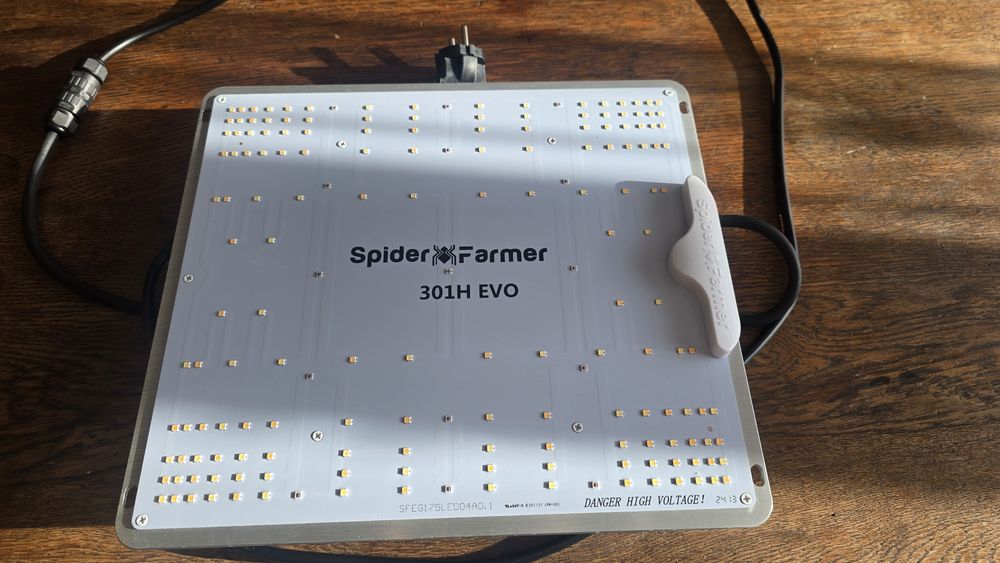 Lampa do uprawy roślin Spider Farmer SF-1000