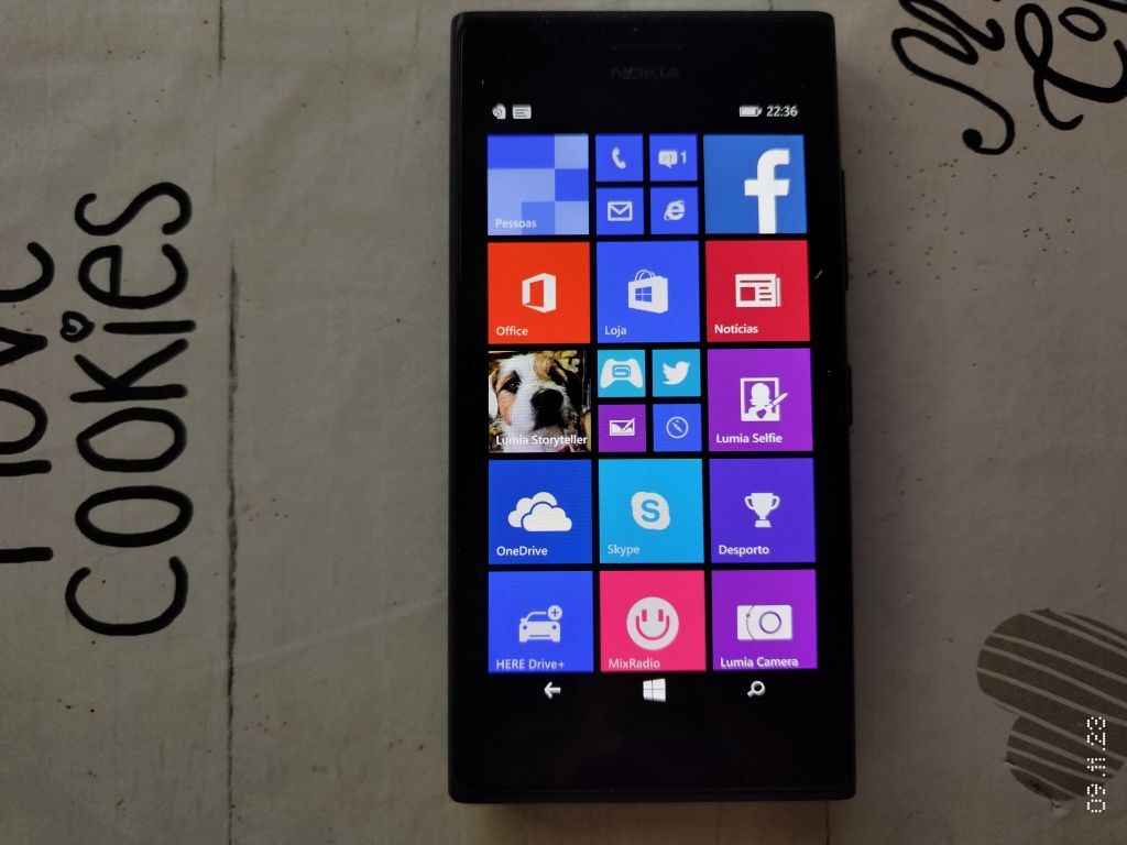 Nokia Lumia 735 com marcas de uso