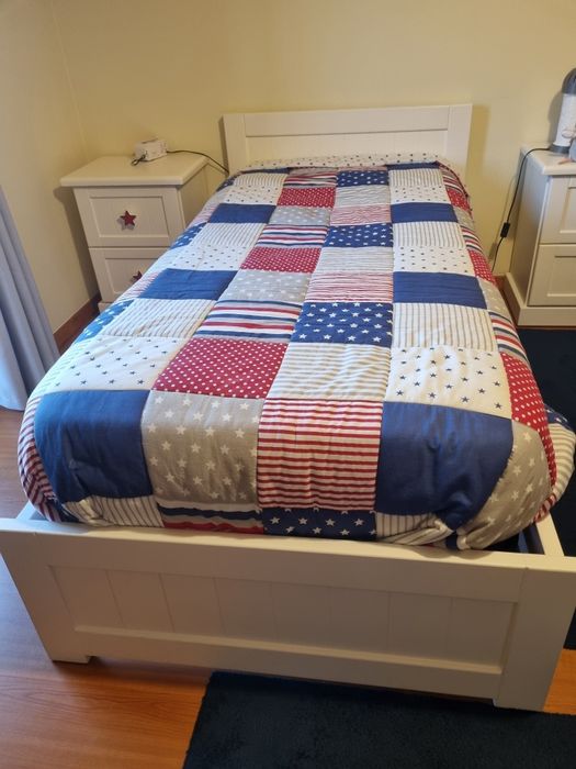 Cama e mesa de cabeceira