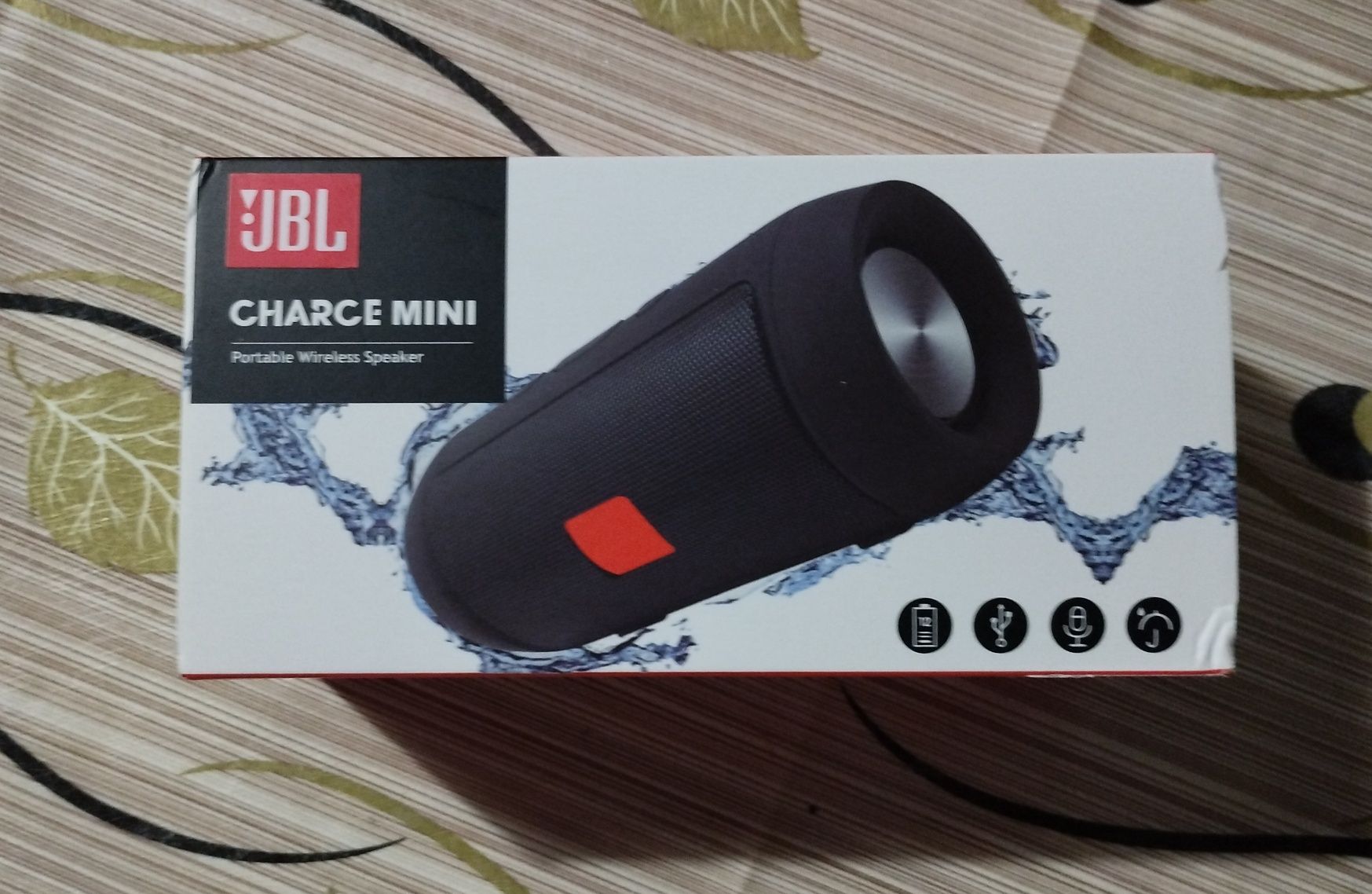 Колонка JBL Charge Mini.