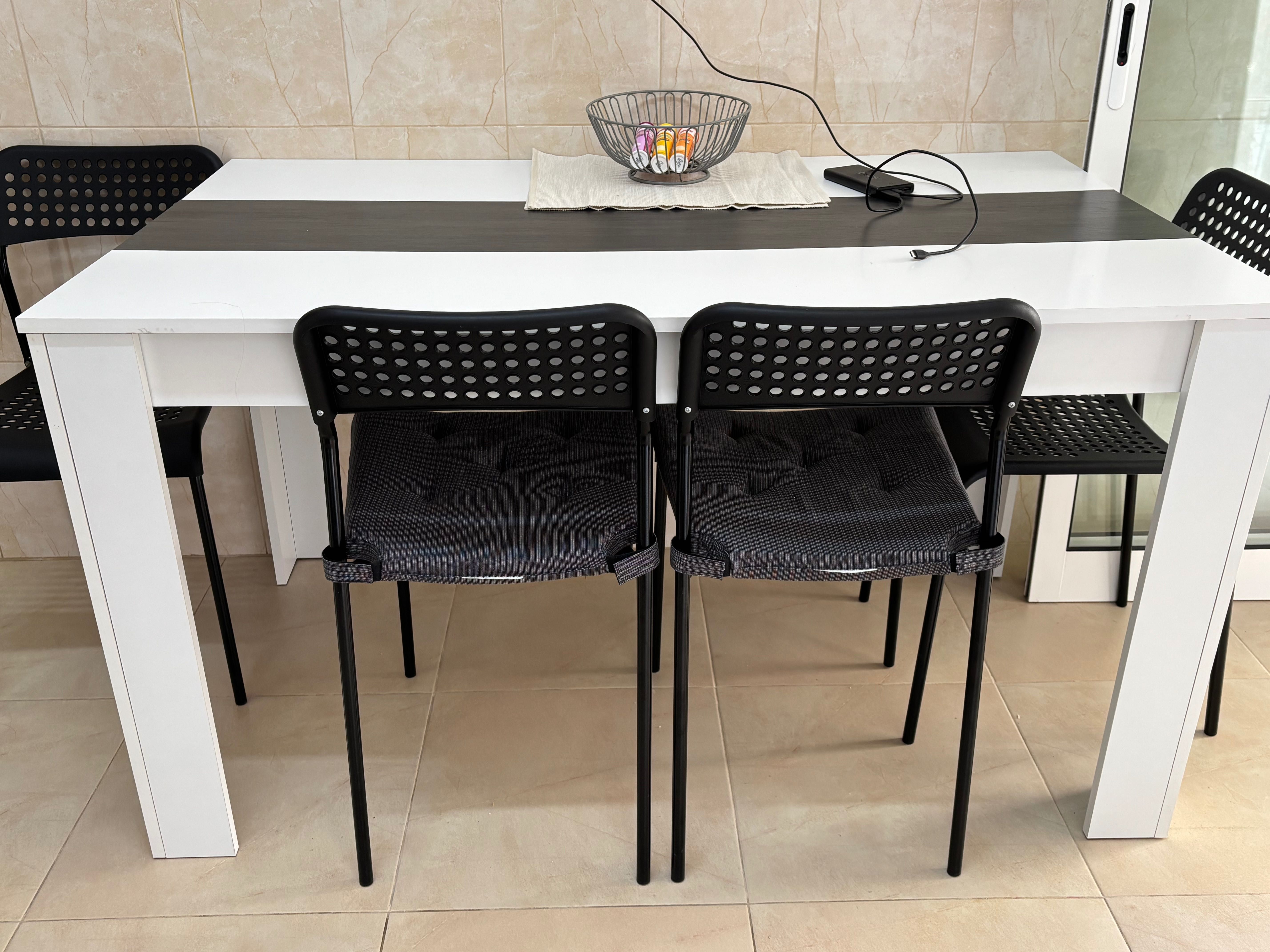 Mesa e 4 Cadeiras