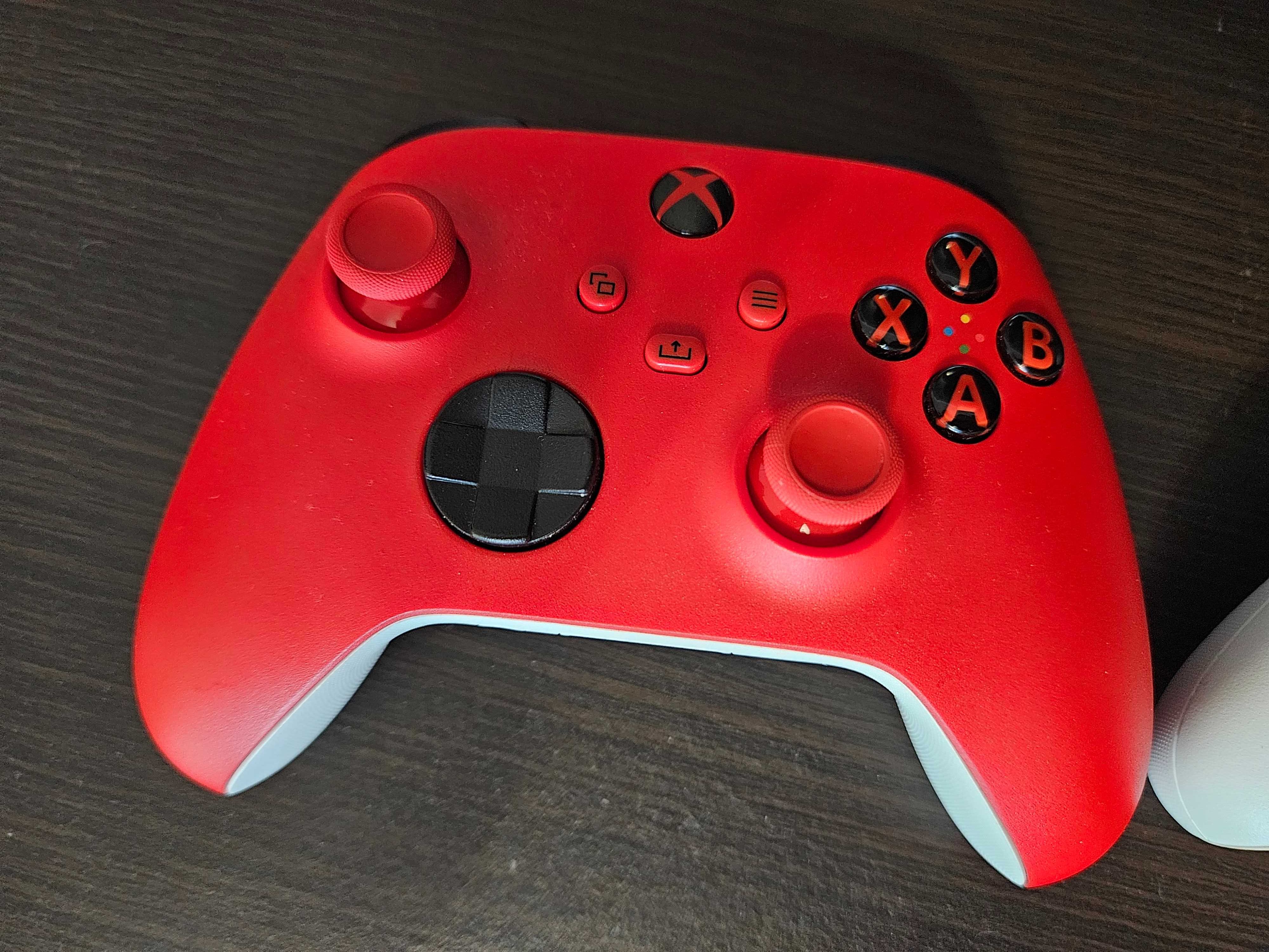 Xbox Series S, dwa pady, stacja ładująca