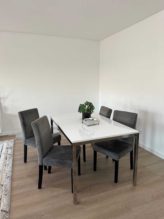 Mesa de Jantar Branca com 4 Cadeiras Estofadas - Estilo Moderno