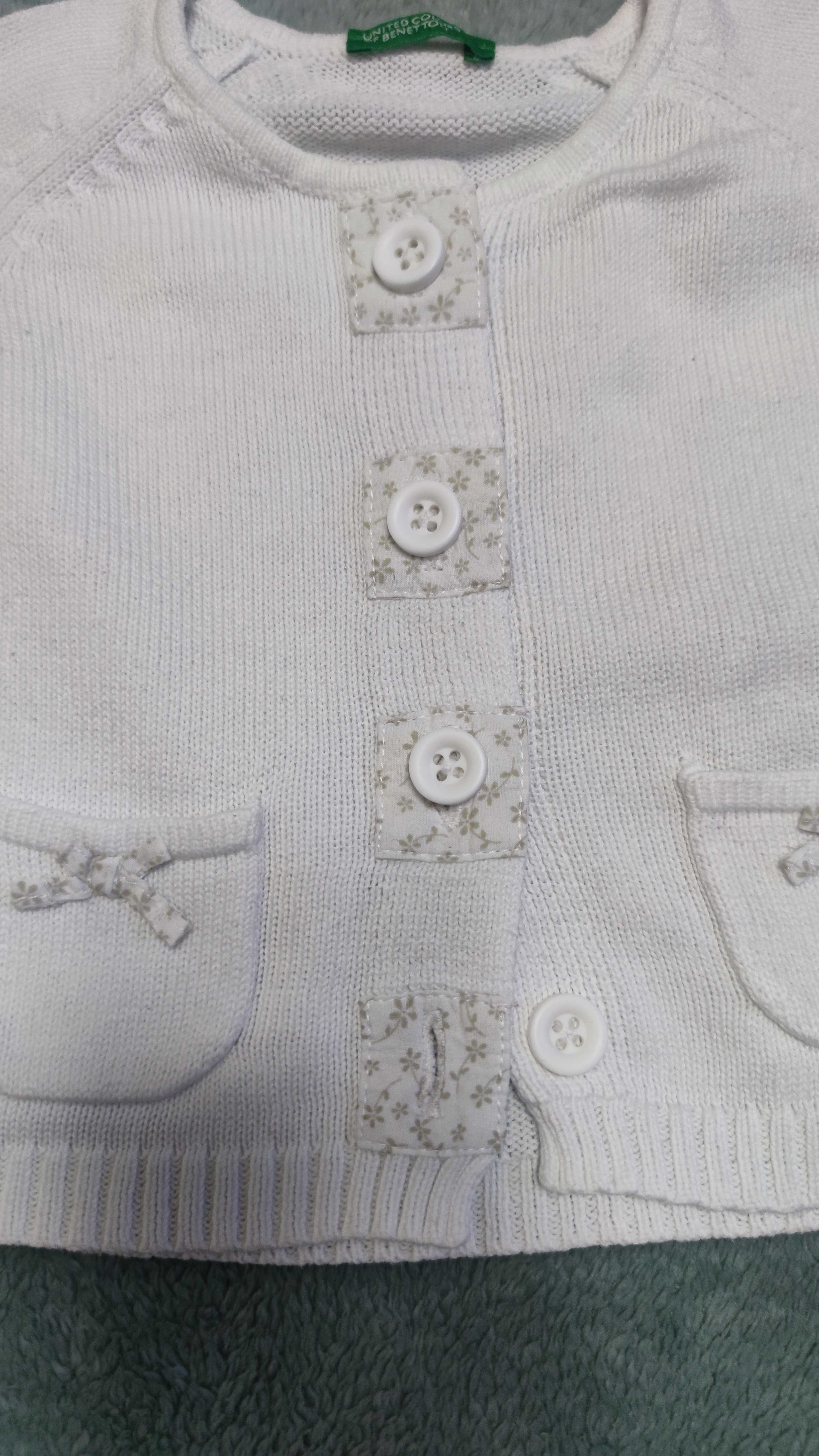 Benetton elegancki zapinany sweter kardigan biały 62 3-6 na chrzciny