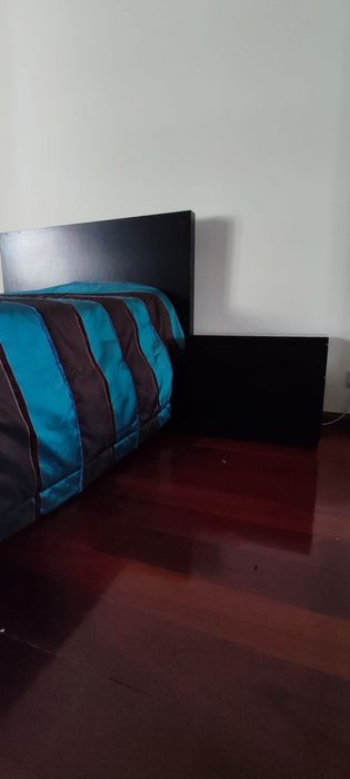 Cama de solteiro com 2 mesinhas de cabeceira - como nova