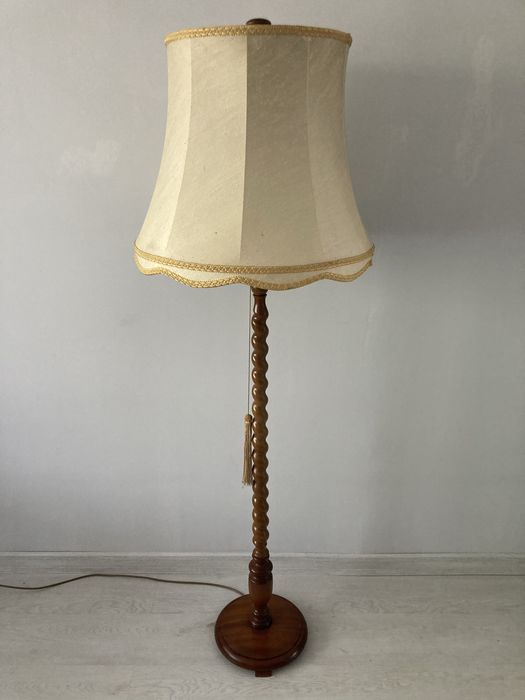 Drewniana lampa podłogowa z abażurem