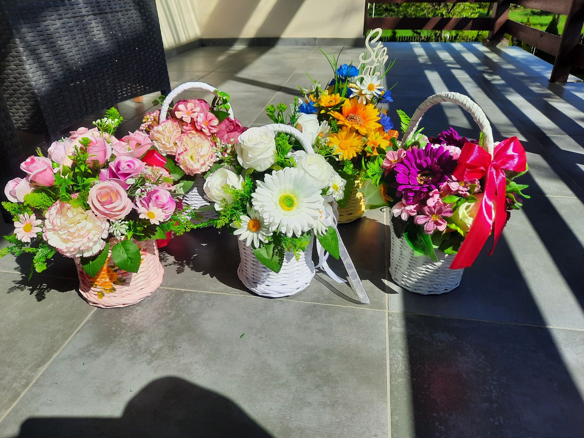 Koszyczki z kwiatami, flowebox, kosz na prezent, stroik z kwiatami