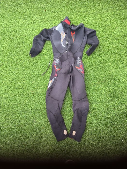 Fato kite surf mystik tamanho m.
Tem apenas um estrago num dos joelhos